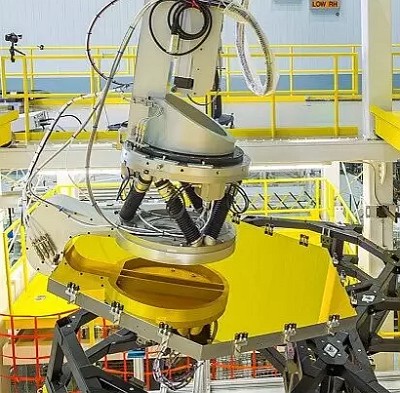 Serial kinematics versus parallel kinematics hexapod positioner